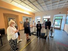 Menschen mit Gesichtsmasken in einem Raum des Klinikums Brandenburg.