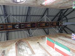 Ruderboot kopfüber als Hingucker im Kirchendach.