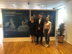 2 Frauen und 1 Mann vor einer Ausstellungswand