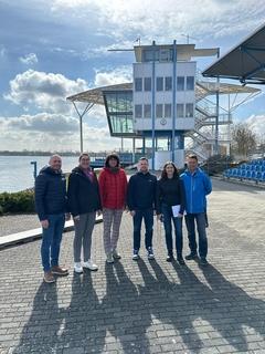 Die Delegation vor dem Kampfrichterturm.