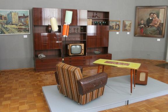 „Alte Gegenstände - neu entdeckt: Ein Besuch in einem Brandenburger Wohnzimmer“ 
