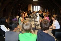 dort, wo sonst die Beratungen des Hauptausschusses stattfinden, wurden diesmal Gedichte von Schülerinnen und Schülern vorgetragen