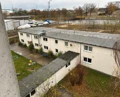 Ein Verbindungsbau verbindet beide Bauwerke