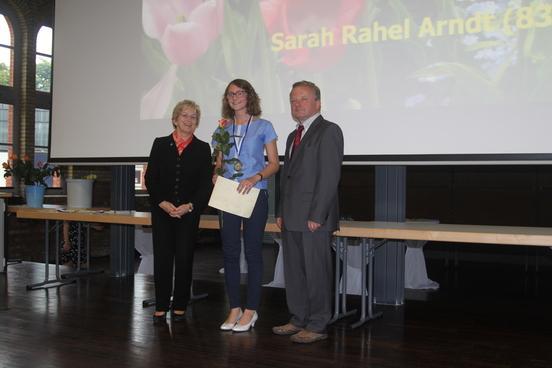 Oberbürgermeisterin Dr. Dietlind Tiemann und Prof. Dr. H. Loose gratulieren Sarah Rahel Arndt vom von Saldern-Gymnasium, die mit 835 von 900 möglichen Punkten die beste Abiturientin der Stadt Brandenburg an der Havel ist.