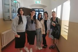 4 junge Frau 1 ältere Frau im Schulgang, gruppenbild