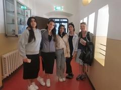 4 junge Frau 1 ältere Frau im Schulgang, gruppenbild