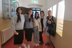 4 junge Frau 1 ältere Frau im Schulgang, gruppenbild