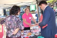 Der Oberbürgermeister ist auf dem Neustädtischen Markt an den Aktionsständen und spricht mit den Pflegedienstleistern