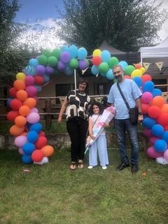 Die Ausländerbeauftragte Katrin Tietz mit einem stolzen Schulkind.