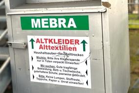 Altkleidercontainer auf dem Wertstoffhof.