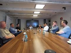 In großer Gesprächsrunde.