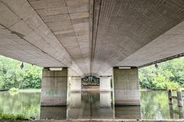 Unter der Brücke werden die beiden Bauphasen deutlich.