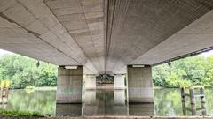 Unter der Brücke werden die beiden Bauphasen deutlich.