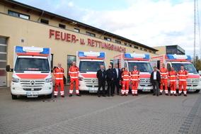 Die 4 neuen RTW mit Besatzungen und jenen, die den Rettungsdienst verantworten.