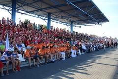 Blick auf die voll besetzte Tribüne nach dem Einmarsch der Sportlerinnen und Sportler.