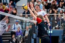 Der Ball wird geblockt.