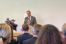 Ein Mann an einem Rednerpult