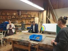 Steffen Scheller mit der Jugendbeigeordneten Alexandra Adel im Gespräch mit der Leiterin des CaT.