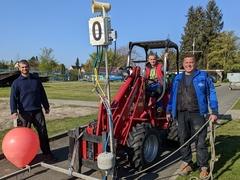 Mitarbeiter montieren die eine automatische Startanlage