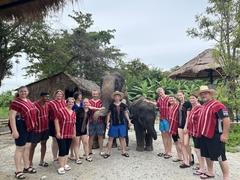 Ausflug der Deutschen mit Kontakt zu Elefanten.