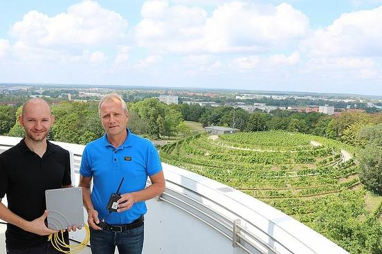 Prof. Dr. Nitze und Bernd Prieß auf der Friedenswarte mit Blick auf den Marienberg