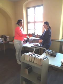 Mitarbeiterinnen bei der Desinfektion der Medien