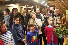 Künstler Uwe Tabatt (links neben der Oberbürgermeisterin) erklärt die Kunstwerke