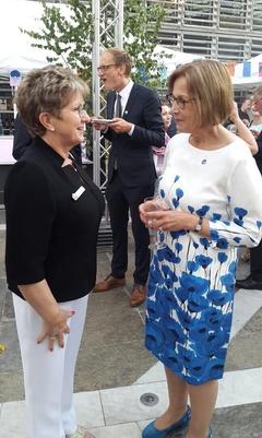 Oberbürgermeisterin Dr. Dietlind Tiemann im Gespräch mit der finnischen Botschafterin