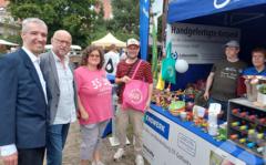 Besuch eines Lebenshilfe-Verkaufstandes.