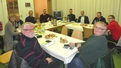 Ruderer tauschen Gedanken, Informationen und Erfahrungen aus.