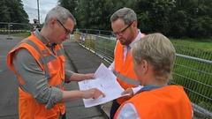 Tiefbauamtsleiter Christian Fuß, Bürgermeister Michael Müller und Beigeordnete Susanne Fischer bei der Planbesprechung.