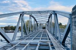 Noch ist die Tragkonstruktion offen.