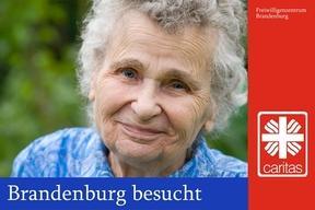 Ein Poster der Caritas, eine ältere Frau schaut den Betrachtenden lächelnd an, daneben ist das Logo  der Caritas zu sehen