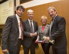 Stehen zusammen für die Kreisfreiheit: Frankfurt Oders Oberbürgermeister Dr. Martin Wilke und seine Amtskollegen Oberbürgermeister Dr. Paul Krüger (Neubrandenburg), Oberbürgermeisterin Dr. Dietlind Tiemann (Brandenburg an der Havel) und Oberbürgermeister Frank Szymanski (Cottbus)