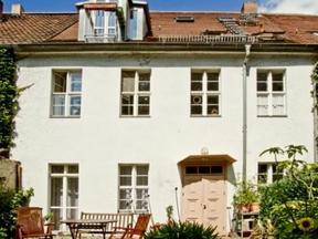 Ein Wohngebäude mit einer Terrasse