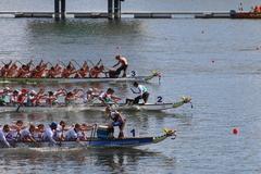 Drachenboote kurz vor dem Zieleinlauf