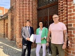 Oberbürgermeister Steffen Scheller und Familie Seifert vor dem Gebäude.