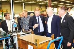 Beim Rundgang wurden auch Teile begutachtet.