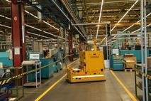 Mit Eisenmänner werden Werkstoffe zu den Maschinen transportiert.