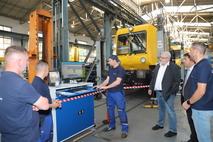 Ingenieur Carsten Unruh erklärt ein Gleisbaumechanik-Projekt.