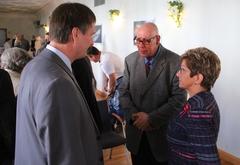 Oberbürgermeisterin Dietlind Tiemann und Christian Stein, Stellv. Landrat von Potsdam-Mittelmark, im Gespräch mit einem der Künstler