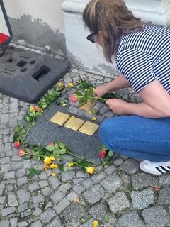 In Gedenken werden Blumen niedergelegt.