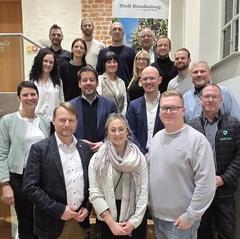 Wirtschaftsjunioren mit Steffen Scheller und Daniel Keip auf der Rathaustreppe.