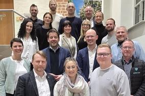 Wirtschaftsjunioren mit Steffen Scheller und Daniel Keip auf der Rathaustreppe.