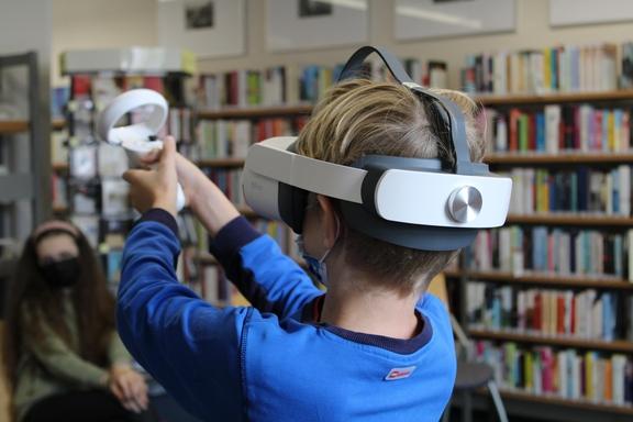 Mit der VR-Brille (Virtual-Reality-Brille) aktiv in der Fouqué-Bibliothek