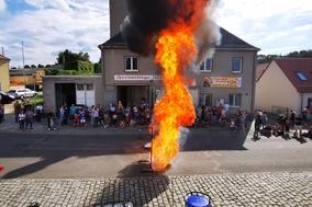 Bei einer Übung wird demonstriert, wie Personen aus einem Unfallauto befreit werden können