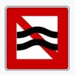 Beim Vorbeifahren an der Regattastrecke sind Sogwirkung und Wellenschlag verboten.