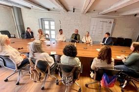 Oberbürgermeister Scheller am Tisch im Rathaus mit Organisatoren und Organisatorinnen des Projekts Clips for Europe
