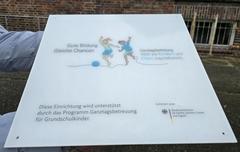 Ein Schild gibt Auskunft über den Fördermittelgeber.