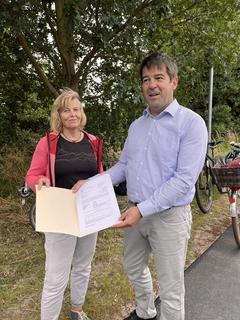 Oberbürgermeister Steffen Scheller erhielt am Mittwoch aus den Händen von Heike Roeschke vom Landesamt für ländliche Entwicklung, Landwirtschaft und Flurneuordnung die Förderzusage für den Gehwegbau in Mahlenzien.